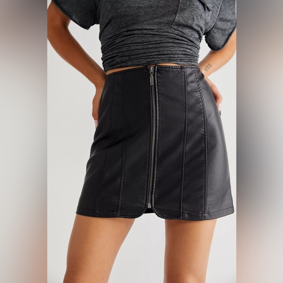 🌻🆕FREE PEOPLE Layla Vegan Mini Skirt-Sizes 2 & 10 - Picture 4 of 16